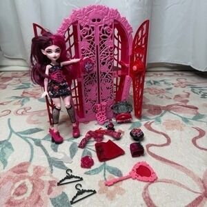Monster High 2022 Skulltimate Secrets Garden Mysteries Playset Draculaura Doll